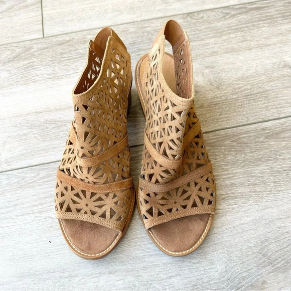 ANDRE CARIOCA CAMEL  LASER CUTOUT BOOTIE SANDAL - Picture 3 of 13